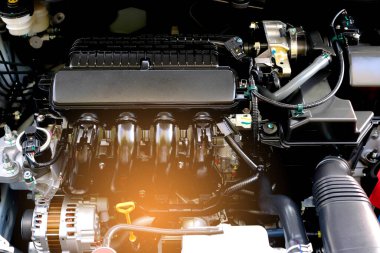 Güçlü bir motorun görüntüsü Standart arabaların