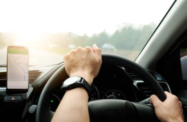 Dostum sit araba elinde araba yolda kullanıyor. o seyahat için bir yol trafik yol arıyor ve mutlu bir şekilde müzik .