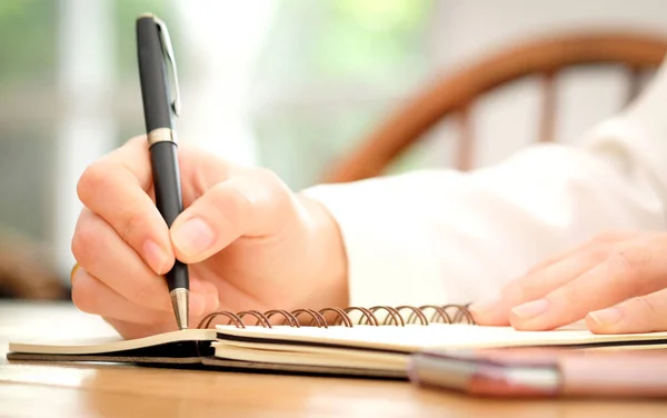 Woman Wrote Message Notebook Her Office — Stock Photo, Image