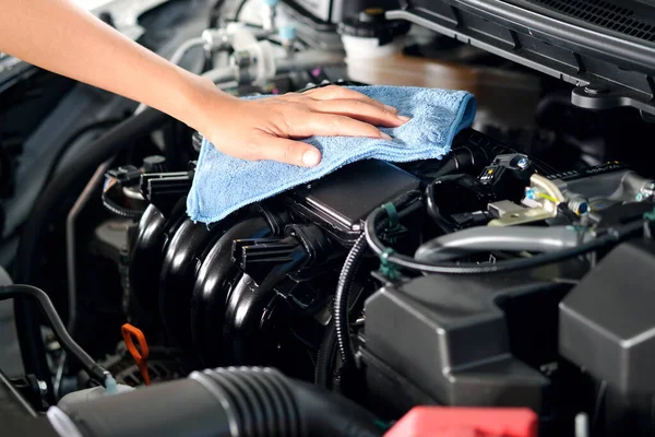 Mão Homem Segurando Pano Azul Cuidar Carro Manutenção Limpeza Sala — Fotografia de Stock