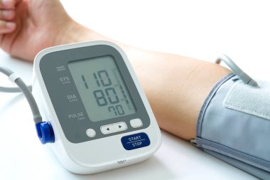 Kan basıncı monitörünü ve kalp atış hızı monitörünü dijital basınç göstergesiyle kontrol edin. Sağlık ve Tıp Konsepti