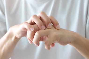 Bilgisayar kullanıcılarının elleri ağrılı ve parmaklarında hasar var. Sendrom Sendromundan. Sağlık ve Fiziksel Konseptler