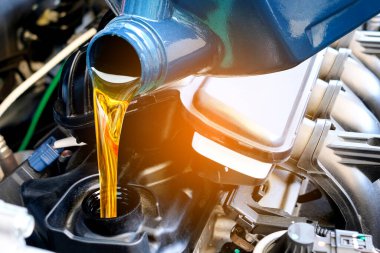 Motor otomobiline yakıt ikmali ve yağ kalitesi aktarım ve onarım ekipmanları. Enerji yakıt kavramı..