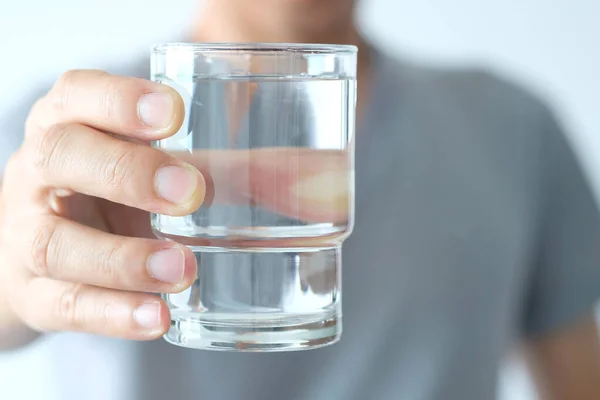 Por Mañana Mano Del Hombre Sosteniendo Vaso Agua Clara Para — Foto de Stock