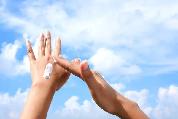 Рука Жінки Тримає Сонцезахисний Крем Дуже Сонячне Світло Небесний Фон — стокове фото