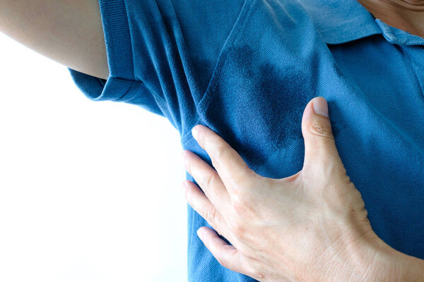 Мужчины носят рубашку и поднимают руки покрыты подмышками, пот нечист и нечист. Концепция здравоохранения