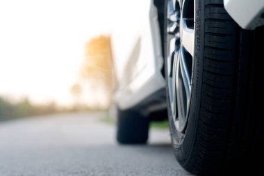 Araba yollarda. Trafiğe bakıyor ve mutlu bir şekilde müzik dinliyor.