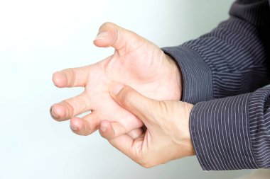Bilgisayar kullanıcılarının elleri ağrılı ve parmaklarında hasar var. Sendrom Sendromundan. Sağlık ve Fiziksel Konseptler