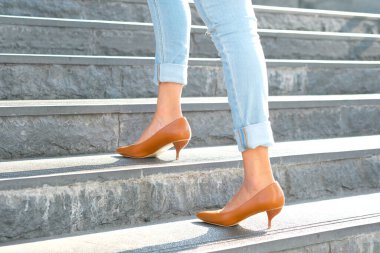 Kadın güzelliği kırmızı topuklu ayakkabılar giyer sokaklarda yürür.Güzellik ve sağlık kavramları