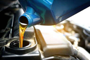 Motor otomobiline yakıt ikmali ve yağ kalitesi aktarım ve onarım ekipmanları. Enerji yakıt kavramı..