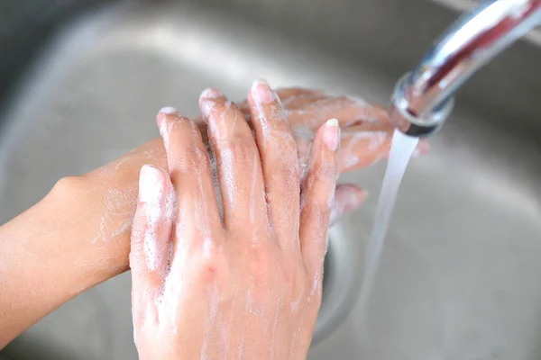 Skönhetskvinnans Hand Tvättar Händerna Handfatet Med Skum Rengör Huden Och — Stockfoto