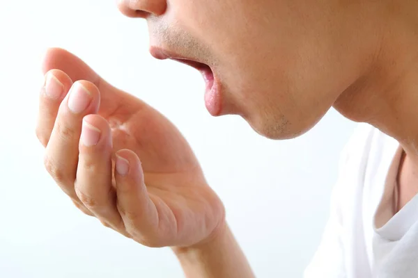 Saúde Oral Homens Usam Mãos Para Verificar Mau Hálito Respirar — Fotografia de Stock