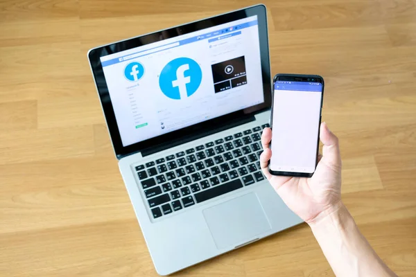 5 Mart 2019 'da Bangkok, Tayland' lı gençler bilgisayarlı internet kullanıyor. Facebook sosyal ağ hizmeti. Dünyadan bilgi almak için internette geziniyor..