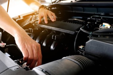 Araç bakım teknisyeni. Otomatik motoru, araç teftiş merkezini kontrol ediyor..