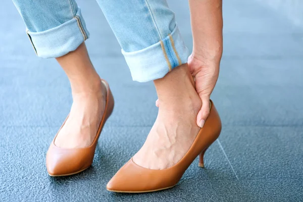 Woman Standing Road Catch Her Foot She Has Foot Pain — Stock Photo, Image