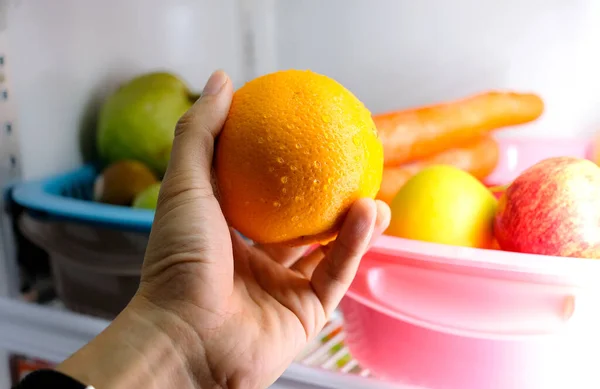 健康のための男性の選択成分 アボカドを保持することは 健康食品を作る 冷蔵庫の中にフルーツ アップル ストロベリー トマト ブドウで構成されたきれいな食べ物を食べることによる健康管理 — ストック写真