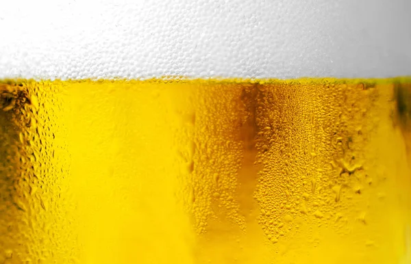 Partide bira köpüklü soğuk biralar bir bardağın üstünde ya da tebrik partisi ya da tatil, hafta sonu tatili, dinlenme zamanı. Taze bira dolduran bir adam. Bar ve Restoran Konseptinde Parti Zamanı.