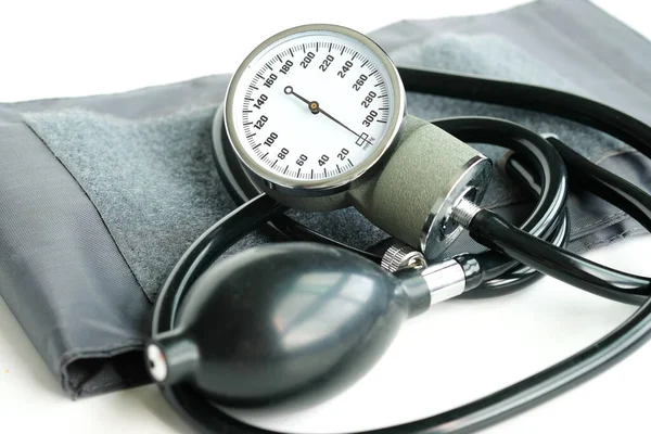 Medizinprodukt Manuelles Blutdruckmessgerät Auf Weißem Hintergrund — Stockfoto