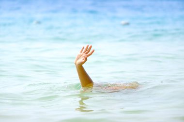 Adamın eli boğuldu, elini kaldırdı ve denizde boğulmak için yardım istedi..