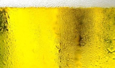 Partide bira köpüklü soğuk biralar bir bardağın üstünde ya da tebrik partisi ya da tatil, hafta sonu tatili, dinlenme zamanı. Taze bira dolduran bir adam. Bar ve Restoran Konseptinde Parti Zamanı.