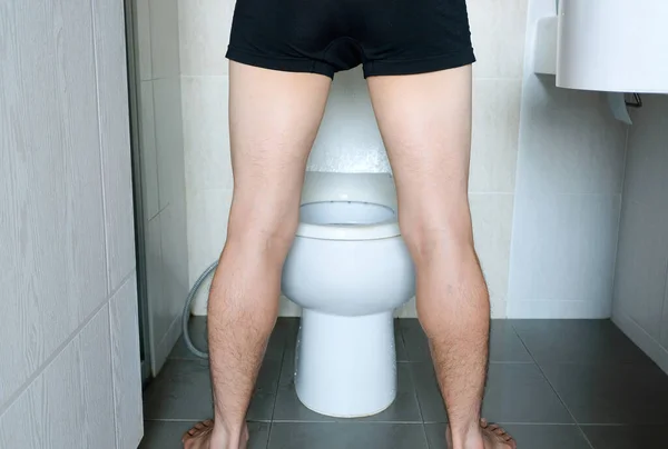 Zadní Pohled Noha Muže Stojícího Čůrajícího Doma Záchodě Záchodě Zdravotní — Stock fotografie