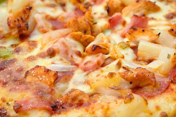 İtalyan pizzası. Jambon, domates, fıçı, baharat ve taze fesleğen yaprağı.