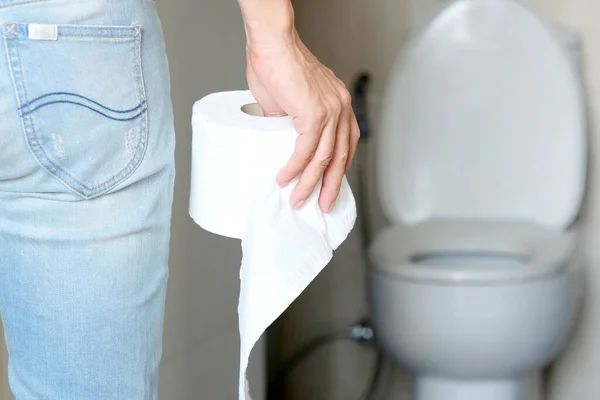 Man Hand Hij Houdt Een Rol Papier Naar Badkamer Toilet — Stockfoto