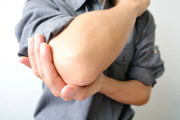 Άνδρες Χρησιμοποιούν Χέρια Τους Για Κρατήσουν Τους Αγκώνες Τους Και — Φωτογραφία Αρχείου