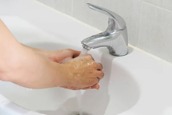 Mano Mujer Belleza Lávese Las Manos Lavabo Con Espuma Limpie — Foto de Stock