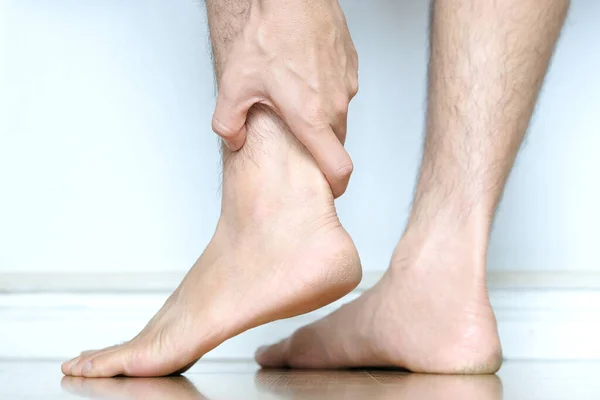 Zdjęcie Męskiej Nogi Ręki Mężczyzny Złapał Ból Kostki Kostce — Zdjęcie stockowe