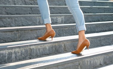 Kadın güzelliği kırmızı topuklu ayakkabılar giyer sokaklarda yürür.Güzellik ve sağlık kavramları