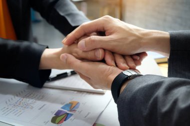 İş ortaklarıyla işbirliği yapmak, gelecekte ticaret ve yatırım hedeflerine ulaşmak için iş ortaklarına güvenmek..