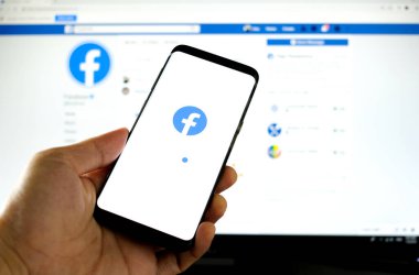 5 Mart 2019 'da Bangkok, Tayland' lı gençler bilgisayarlı internet kullanıyor. Facebook sosyal ağ hizmeti. Dünyadan bilgi almak için internette geziniyor..