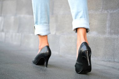 Kadın güzelliği kırmızı topuklu ayakkabılar giyer sokaklarda yürür.Güzellik ve sağlık kavramları