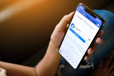 5 Mart 2019 'da Bangkok, Tayland' lı gençler bilgisayarlı internet kullanıyor. Facebook sosyal ağ hizmeti. Dünyadan bilgi almak için internette geziniyor..