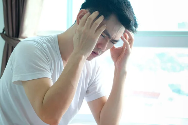 Ein Mann Der Sich Hinsetzt Sein Gesicht Verunsichert Hat Kopfschmerzen — Stockfoto