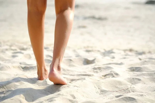 Piedi Gambe Delle Donne Che Camminano Sulla Spiaggia Del Mare — Foto Stock