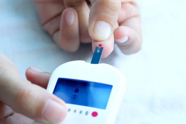 Ręka Ludzi Sprawdzić Cukrzycę Wysoki Poziom Glukozy Krwi Cyfrowym Ciśnieniomierzem — Zdjęcie stockowe