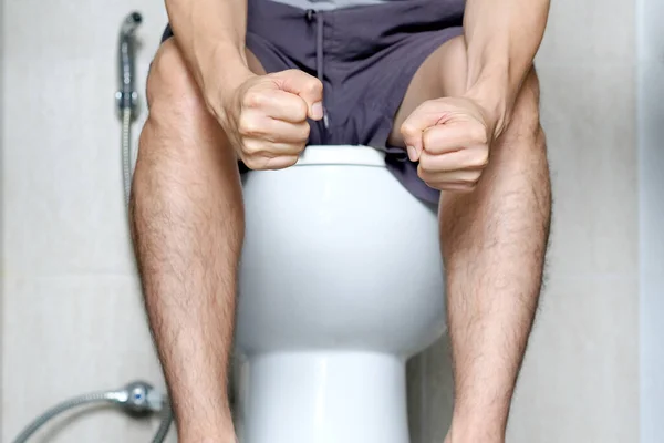 Muž Sedící Záchodové Míse Koupelně Jeho Domov Nespokojený Zácpou Průjmem — Stock fotografie