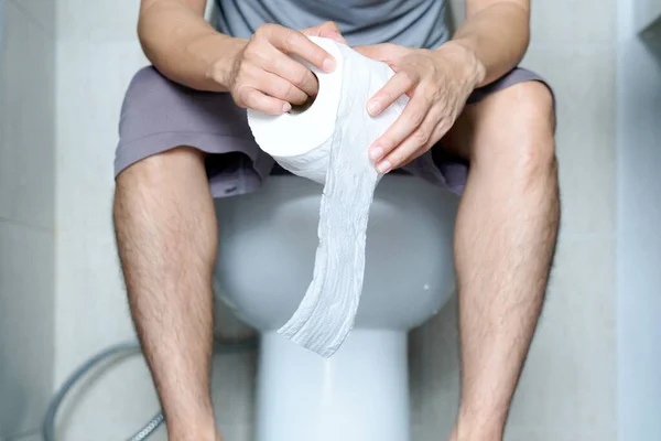 Mão Homem Ele Segura Rolo Papel Higiênico Indo Para Banheiro — Fotografia de Stock