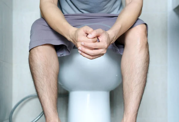 Homem Sentado Sanita Banheiro Sua Casa Está Infeliz Com Constipação — Fotografia de Stock