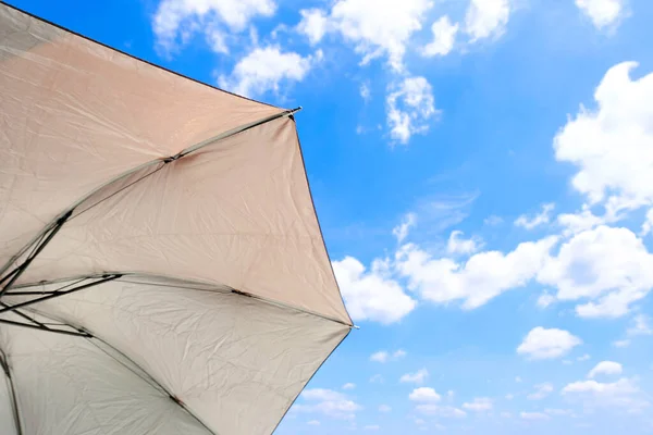 Hand Van Vrouwelijke Paraplu Zonnebrandcrème Zeer Zonlicht Lucht Achtergrond Gezondheidsconcepten — Stockfoto