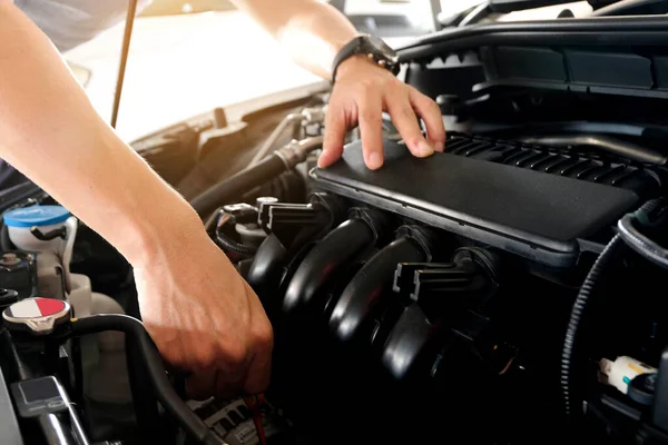 Técnico Manutenção Carro Ele Está Verificando Motor Automático Centro Inspeção — Fotografia de Stock