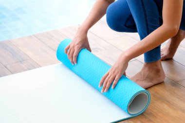 Kadınlar yoga hasırı mavi rulo. Spor salonu.