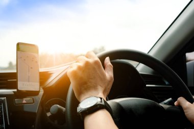 Dostum sit araba elinde araba yolda kullanıyor. o seyahat için bir yol trafik yol arıyor ve mutlu bir şekilde müzik .