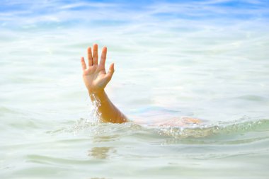 Adamın eli boğuldu, elini kaldırdı ve denizde boğulmak için yardım istedi..