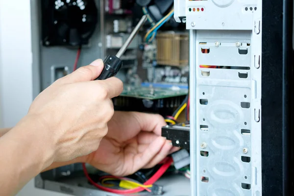 Handen Van Een Computer Reparateur Hij Controleert Computer Apparatuur Zal — Stockfoto