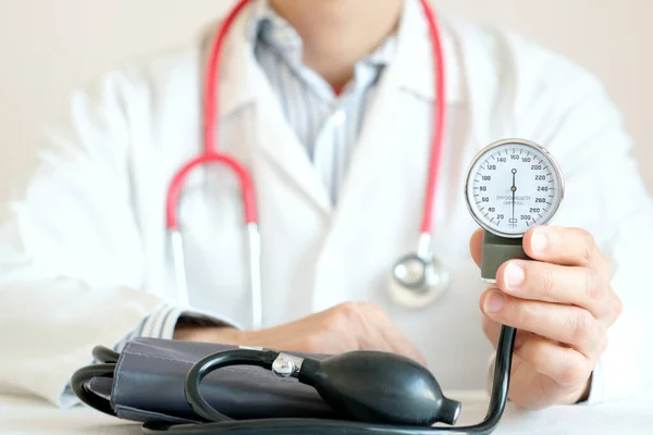 Ärztin Überprüft Blutdruckmessgerät Und Herzfrequenzmessgerät Gesundheitswesen Und Medizinisches Konzept — Stockfoto