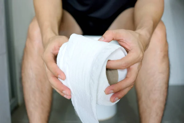 Man Hand Hij Houdt Een Rol Papier Naar Badkamer Toilet — Stockfoto
