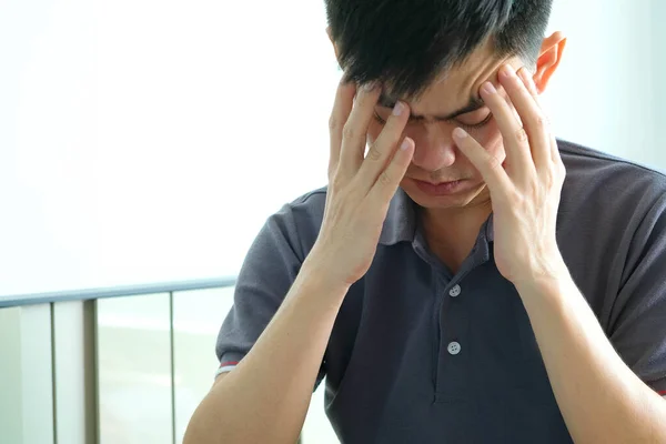 Ein Mann Der Sich Hinsetzt Sein Gesicht Verunsichert Hat Kopfschmerzen — Stockfoto